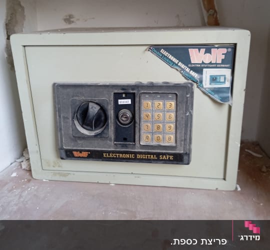 כספת דיגיטלית עם לוח מקשים ומנעול